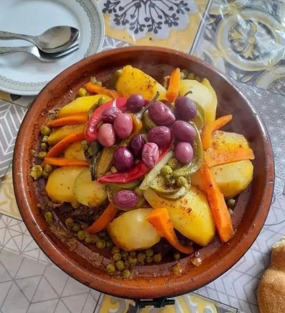 Tajine de poulet (olives, confit aux légumes)