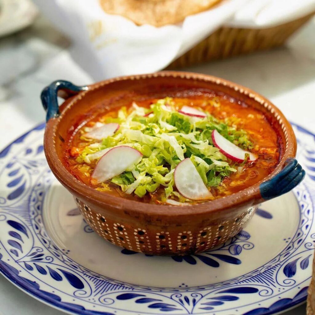 Posole des gros grain de maïs de poulet avec salsa et tortilla