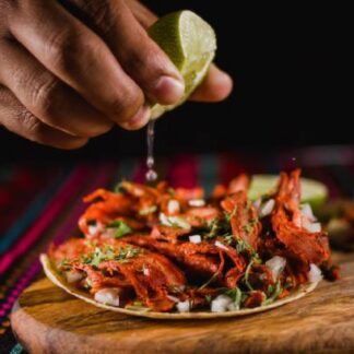 4 tacos de crevettes avec salsa et guacamole et frijoles frits and 4 corn tortillas