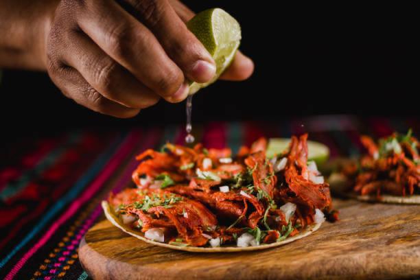 4 tacos de crevettes avec salsa et guacamole et frijoles frits and 4 corn tortillas