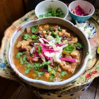 Soupe de pozole Préparée avec de gros grains de maïs blanc avec tortilla union oregano Minimum de 4 personnes