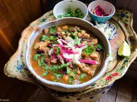 Soupe de pozole Préparée avec de gros grains de maïs blanc avec tortilla union oregano Minimum de 4 personnes